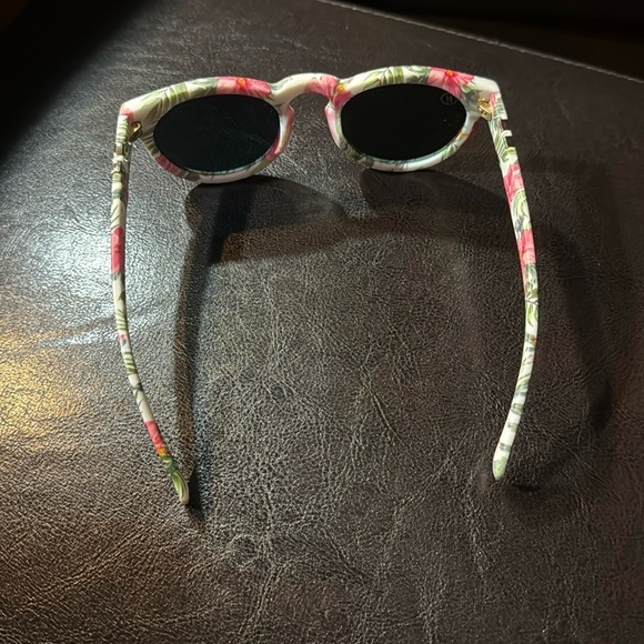 BLENDERS Throwback Floral Sunglasses with Cloth Blenders Pouch - Picture 7 of 9